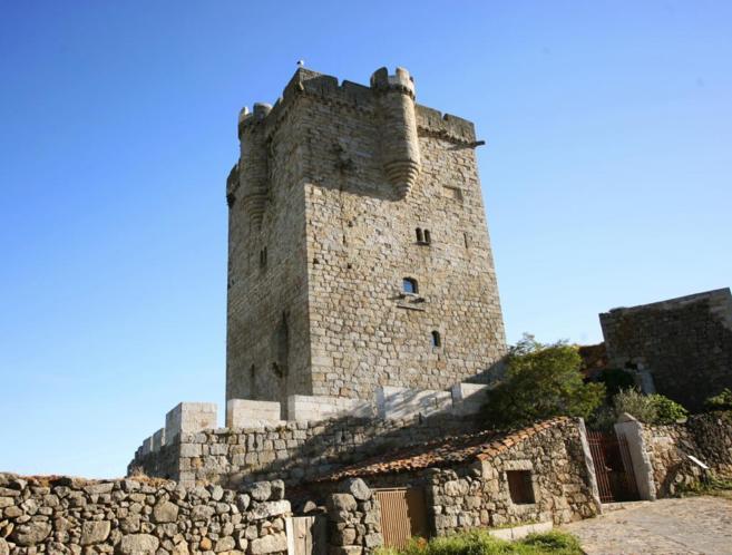 El castillo donado por el cura al pueblo de San Felices de los...