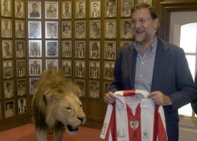 Mariano Rajoy con una camiseta del Athletic de Bilbao en las...