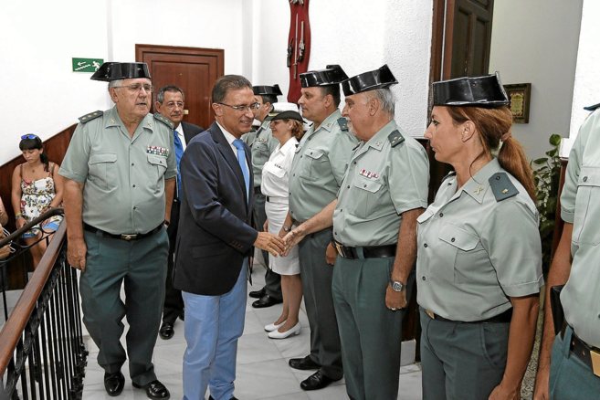 Serafn Castellano durante su visita a la comandancia de la Guardia...