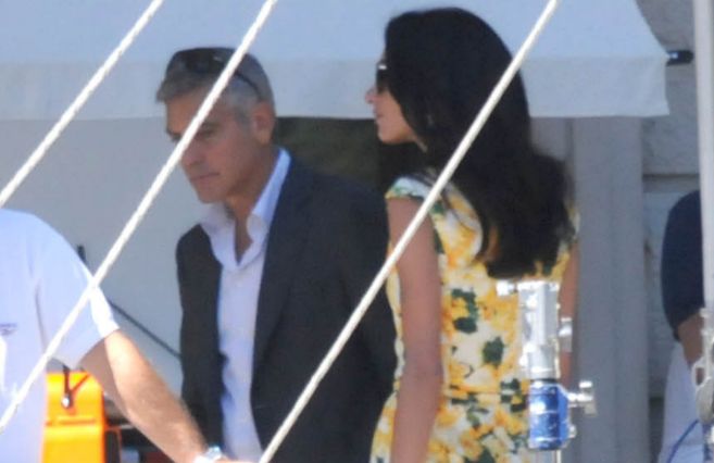 Clooney y su prometida (con vestido amarillo) en el rodaje.