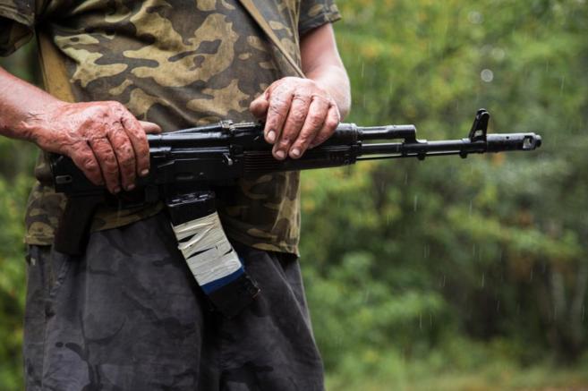 Un hombre ucraniano sujeta su rifle, mientras espera en un puesto...