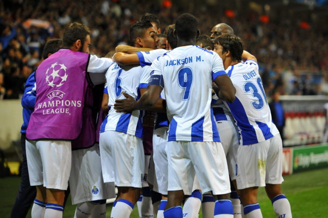 Jugadores del Oporto celebran despus de anotar un gol.