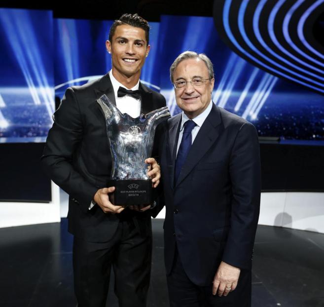 Critiano Ronaldo posa junto a Florentino Prez luciendo el trofeo al...