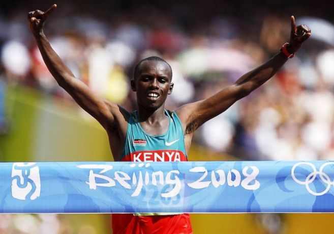 Sammy Wanjiru, ganando el oro en maratn en los Juegos Olmpicos de...