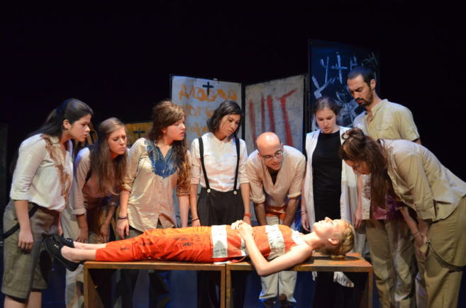 Varios actores interpretan una de las obras de Escena Erasmus.
