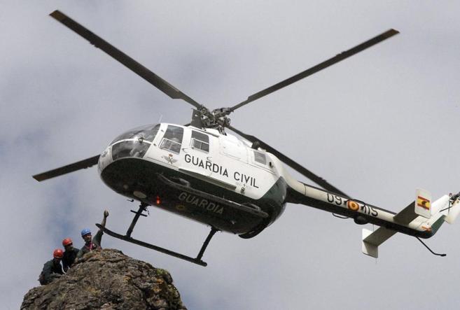 Un helicptero de la Guardia Civil, durante un rescate en el...