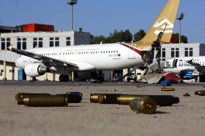Casquillos de bala y aviones destruidos en el aeropuerto de Trpoli...