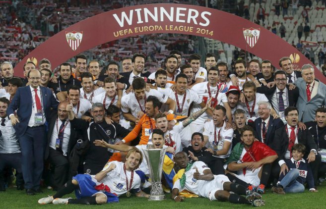 Los jugadores del Sevilla F.C celebrando su tercera Europa League.