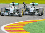 Rosberg toca a Hamilton en el circuito de Spa.