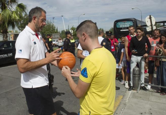 Orenga firma el baln a un aficionado en Granada
