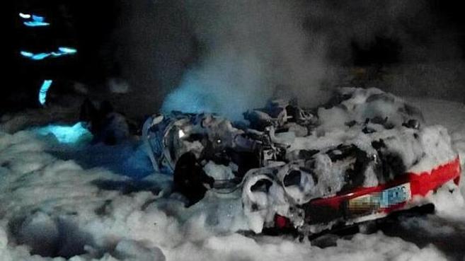 El Ferrari cubierto de espuma tras el incendio.