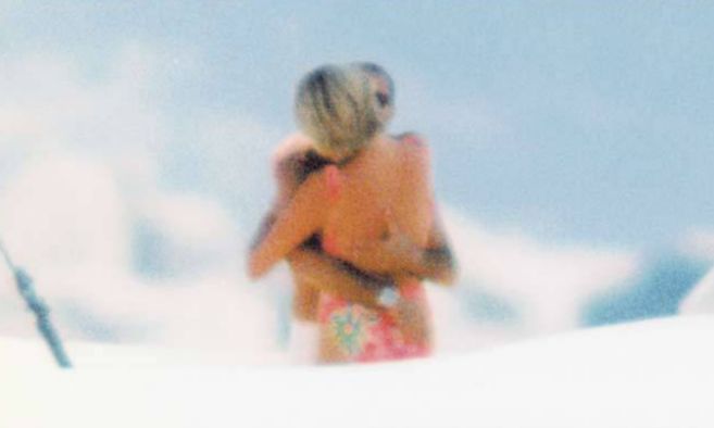 El momento en el que Diana abraza a Dodi en la cubierta del Jonikal.