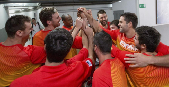 La selección española celebra una victoria.