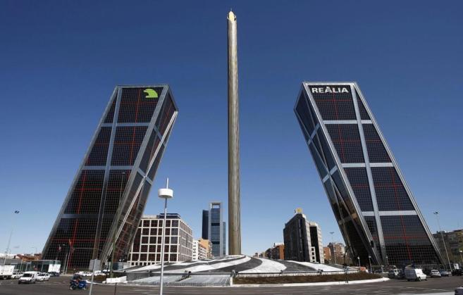 El obelisco diseñado por Santiago Calatrava y ubicado junto a las...