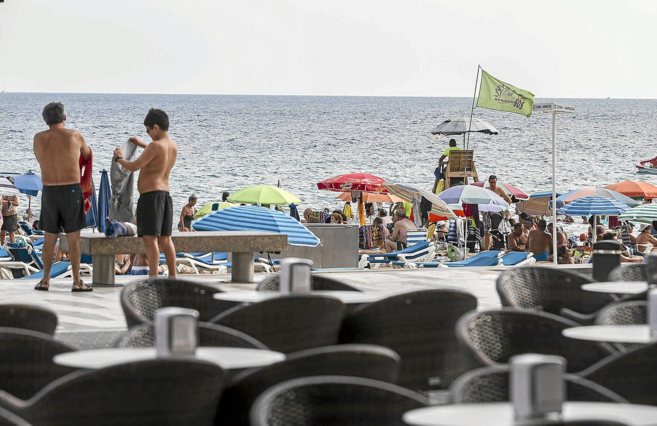 Turistas en la playa de Levante de Benidorm, ayer por la tarde.