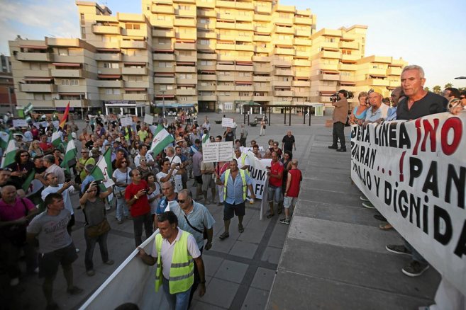 Diego Caamero, a la izquierda, ante el grupo de manifestantes que se...