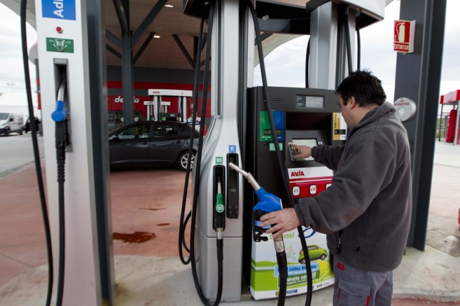 Un hombre echa carburante en una gasolinera en el Pas Vasco.