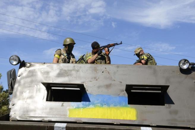 Miembros ucranianos del batallón Dnipro hacen guardia cerca de...