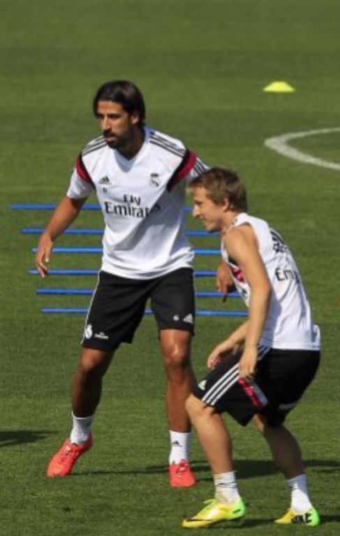 Khedira y Modric durante un entrenamiento del Real Madrid.