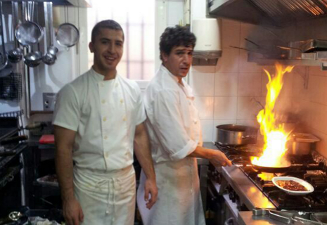 Mohamed El Haddadi, a la derecha, fue jefe de cocina del chef Iaki...