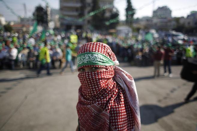 Un nio enmascarado participa en una manifestacin en Cisjordania...