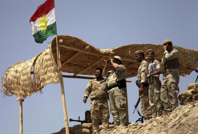 Soldados kurdos mantienen su posicin en Makhmur, tras recuperar el...