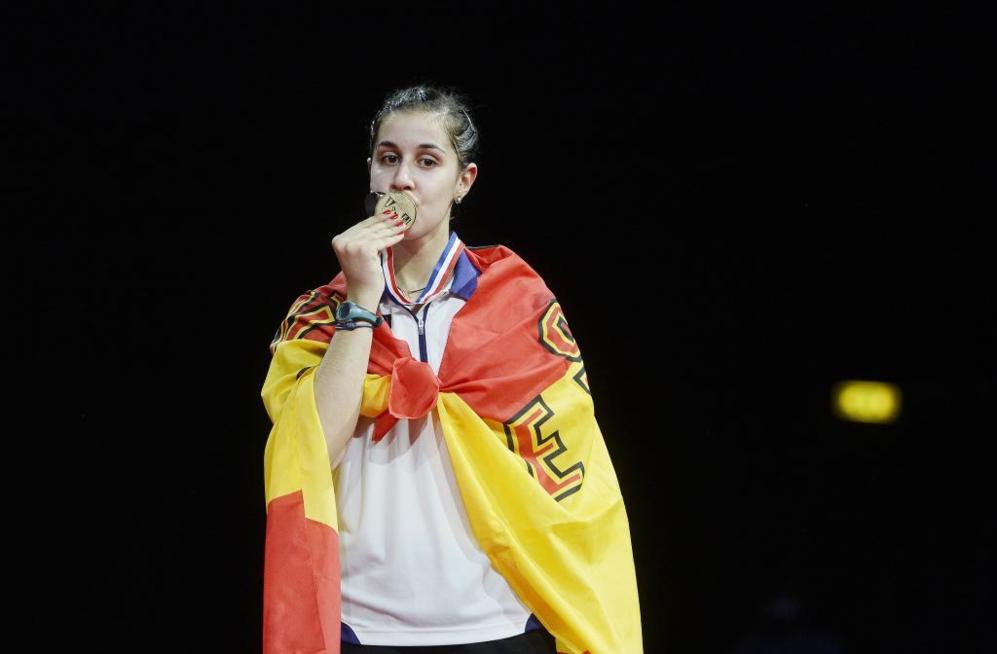 Carolina Marn besa la medalla de oro conseguida en el campeonato...