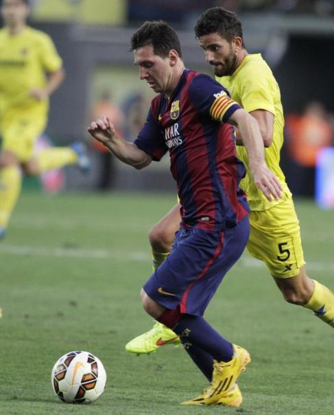 Messi, ante Musacchio en El Madrigal.