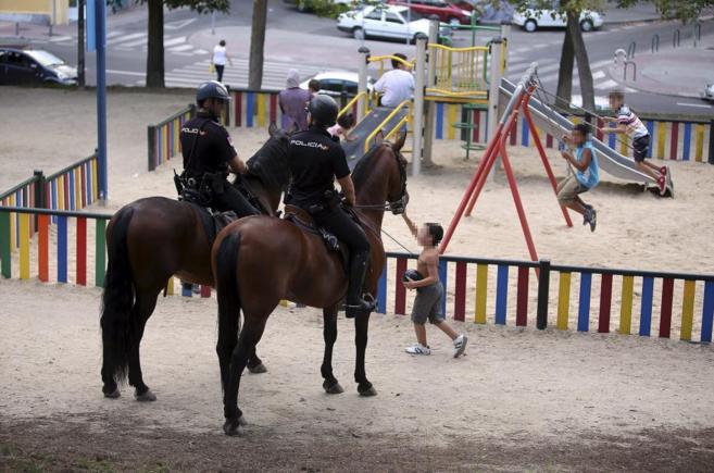 Agentes a caballo patrullando en un parque de San Blas.