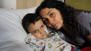 Ashya, con su madre en una fotografa publicada en Facebook.