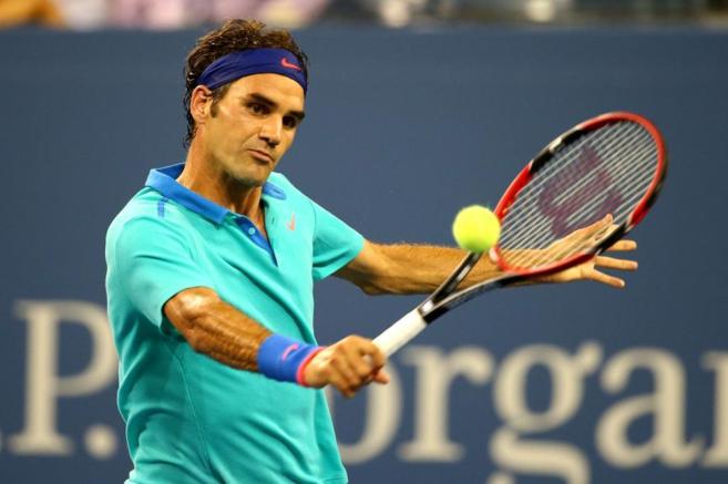 Roger Federer golpea una bola durante su partido ante Marcel...