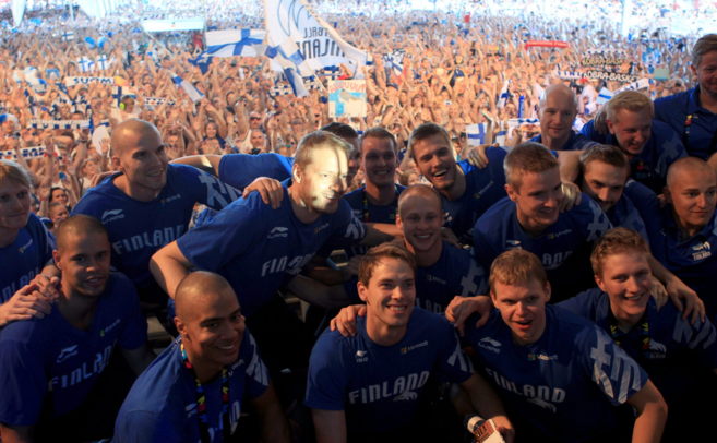 Los jugadores de Finlandia celebran junto a su aficin la victoria de...