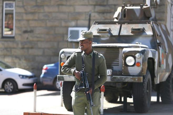 Un soldado del ejrcito de Lesoto monta guardia en Maseru.