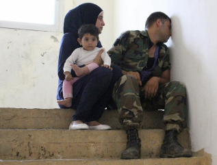 Un soldado libans llora la muerte de un compaero.