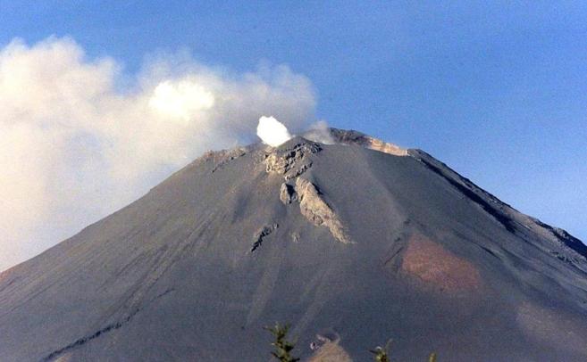 Imagen de la erupcion de ceniza del crter del volcan mexicano...