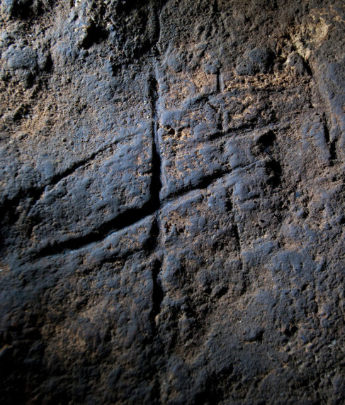 Grabado tallado por neandertales descubierto en la cueva de Gprham.