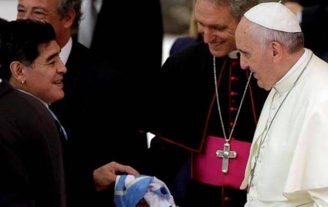 Maradona, junto al Papa Francisco en el Vaticano.