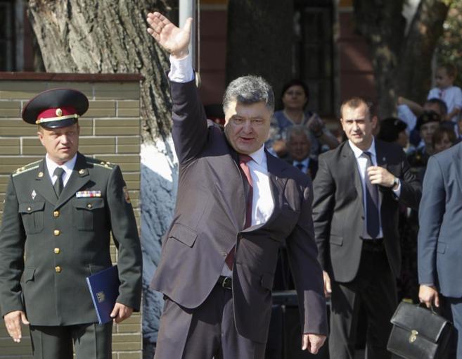 El presidente de Ucrania, Petro Poroshenko, saluda a los cadetes en...
