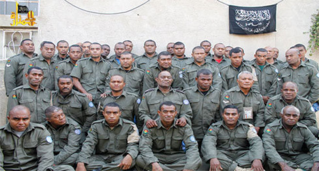 Imagen de los soldados de Fiyi retenidos difundida por el grupo...