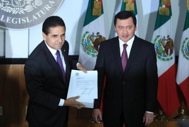 Miguel ngel Osorio y Silvano Aureoles durante el acto de entrega del...