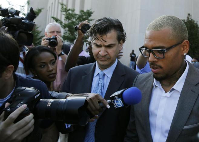 Chris Brown (c) sale del tribunal, este martes.