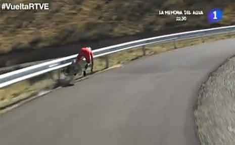 El lder de la Vuelta a Espaa, Nairo Quintana, justo en el momento...