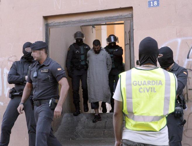 La Guardia Civil se lleva detenido a un yihadista en Melilla.