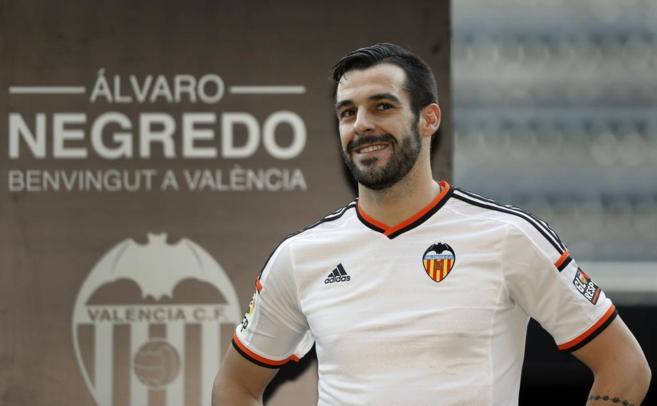 lvaro durante su presentacin con el Valencia en Mestalla.