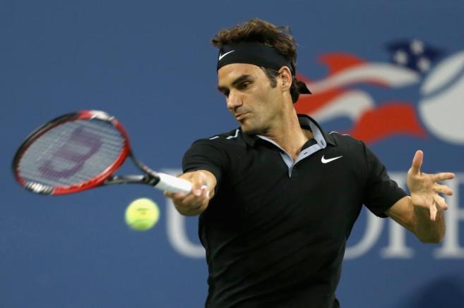 Roger Federer golpea una bola durante su partido contra Roberto...