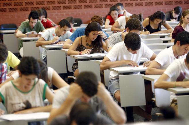 Alumnos universitarios durante un examen.