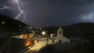 Un rayo cae sobre el pueblo de Padornelo (Zamora) durante una tormenta...