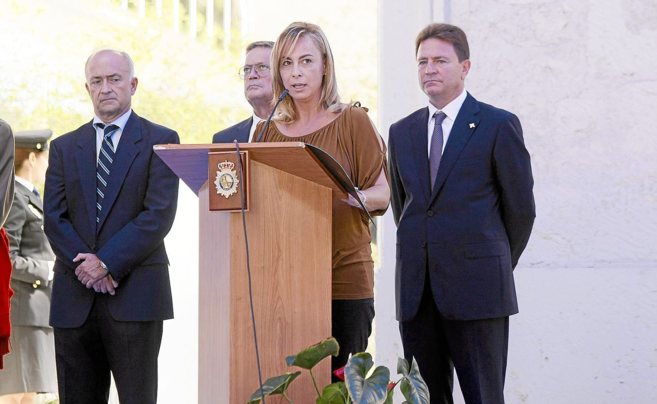 La alcaldesa, Sonia Castedo, flanqueada por Vicente Magro (izquierda)...