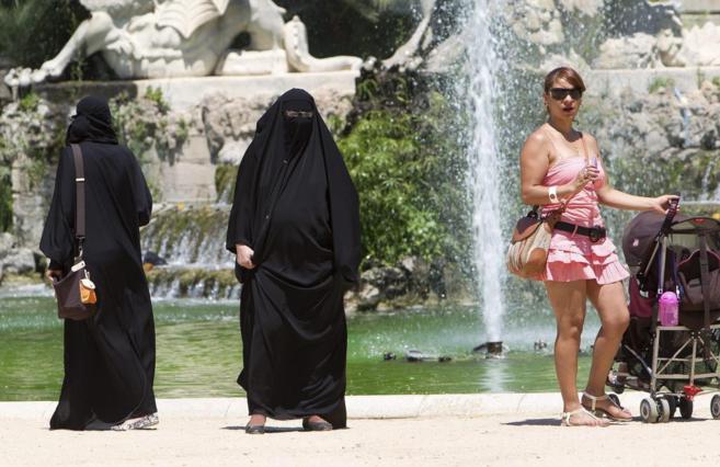 Dos mujeres con 'burka' en el Parc de la Ciutadella de Barcelona.