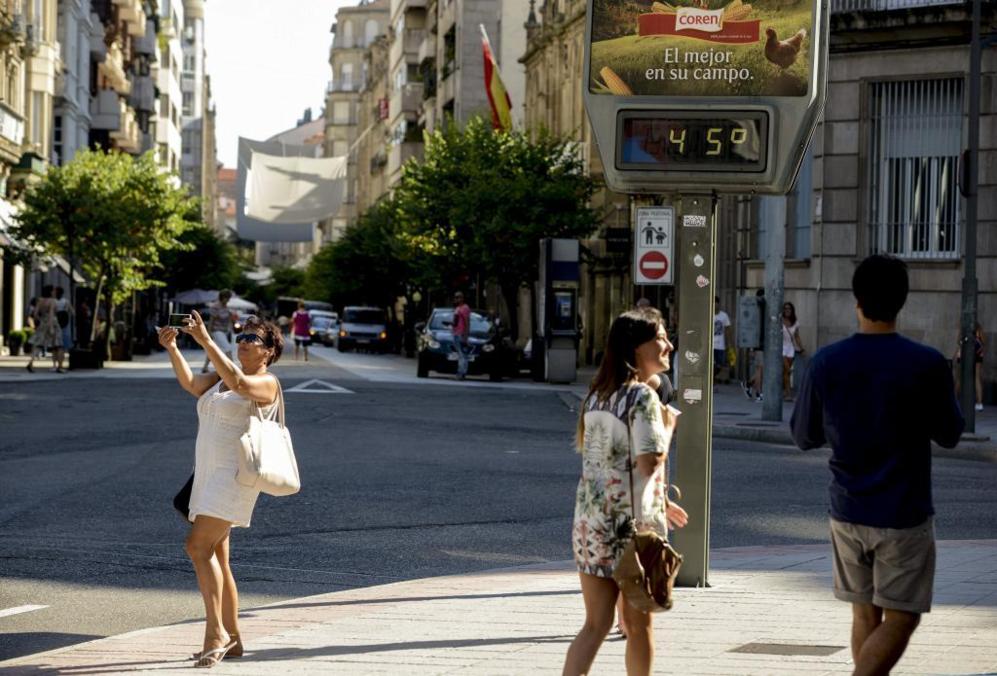 Un termmetro marca 45 en una cntrica calle de Ourense, el pasado...